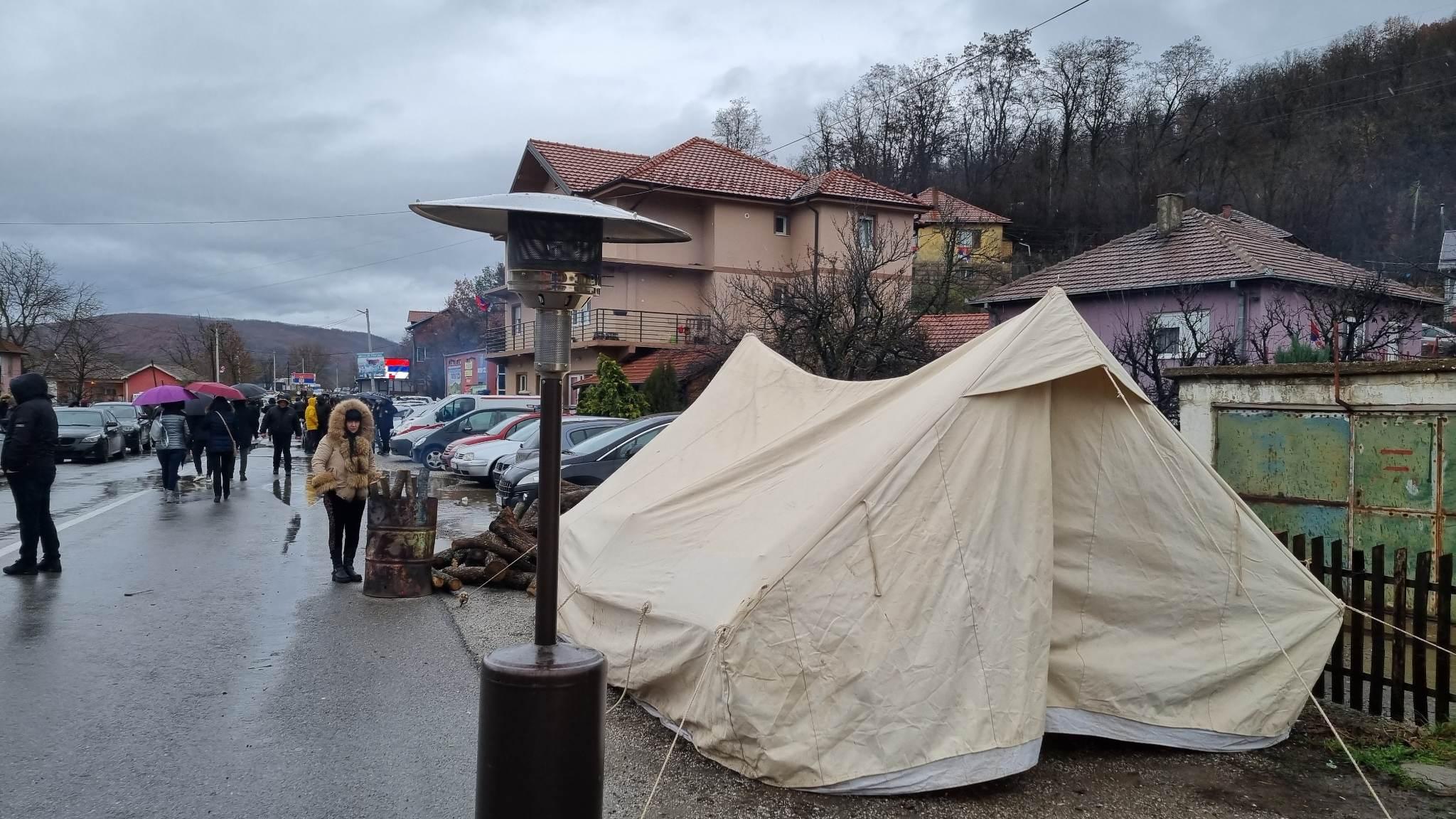 Ceste na sjeveru Kosova i dalje blokirane, zvaničnici EU i SAD dolaze u Beograd