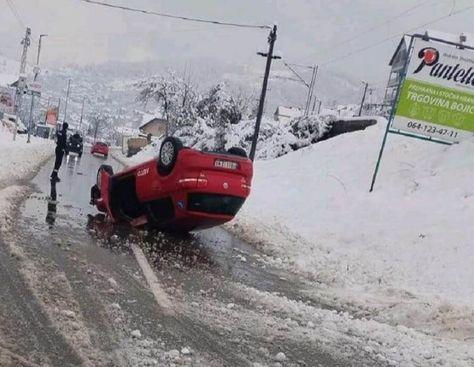 Vozilo se prevrnulo na krov  - Avaz