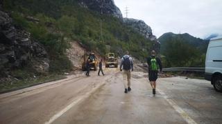 I dalje izmjene režima saobraćaja poplavom pogođenim područjima, radovi i na autoputu