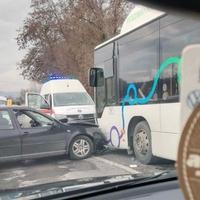 Nesreća kod Tuzle: Sudarila se dva vozila i autobus, ima povrijeđenih