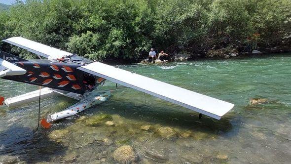 Avion navodno neznatno oštećen - Avaz