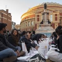 Ramazan u Londonu: Oko 450 ljudi prisustvovalo iftaru ispred čuvene dvorane Royal Albert Hall