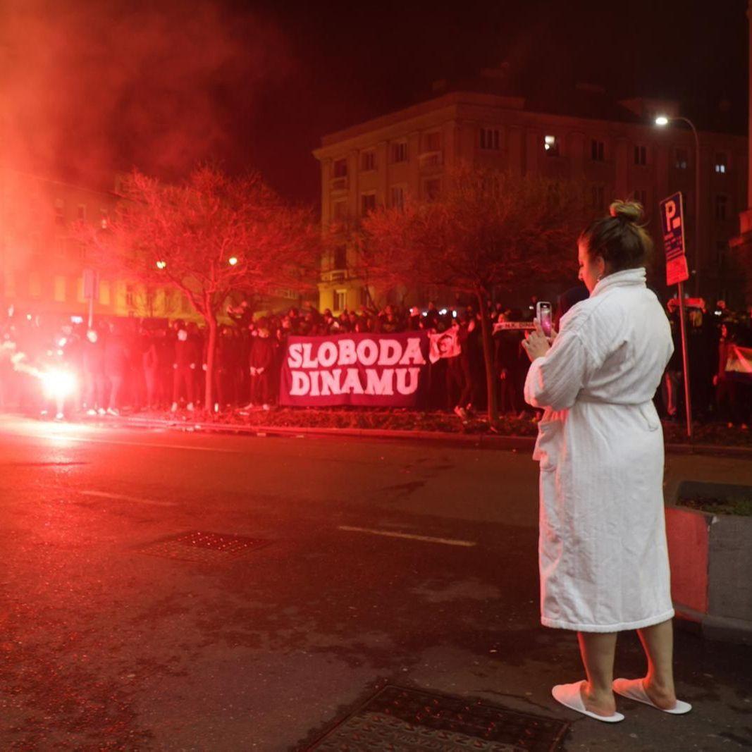 Neobičan prizor: Djevojka u bademantilu i papučama izašla da snimi bakljadu