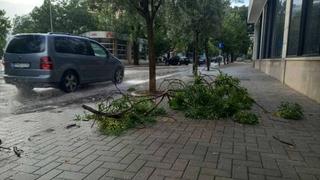 Nevrijeme s obilnom kišom u Mostaru lomilo grane, poplavljene ulice i dvorišta