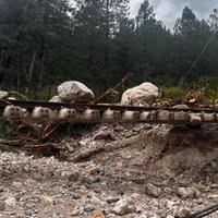 Video / Poplave nanijele veliku štetu: Šine vise u zraku kod Komadinovog vrela