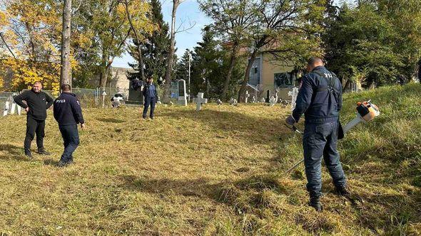 Komunalni radnici iz RS-a na Pravoslavnom groblju u Sarajevu - Avaz