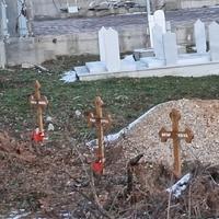 Postavljanjem krstova oskrnavljeno mjesto sjećanja na bošnjačke žrtve genocida u Srebrenici