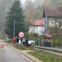 Saobraćajna nesreća na putu Tuzla–Kalesija: Automobil sletio u kanal 