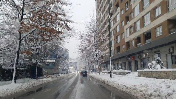 Snijeg padao i tokom noći - Avaz