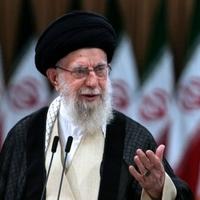 Ajatolah Ali Kamenei: 
Iranski zvaničnici će odrediti kako da odgovore Izraelu