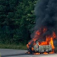 Dramatične scene na putu u BiH: Vatra "progutala" automobil
