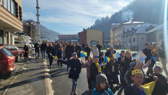 Defile djece u Srebrenici u povodu Dana državnosti BiH - Avaz