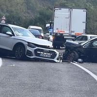 Krš i lom kod Jablanice: Sudarila se tri automobila i kamion, saobraća se usporeno