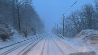 Počeo padati snijeg: Otežan saobraćaj, pogledajte kakve su ceste širom BiH