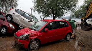 Jako nevrijeme pogodilo Rodos: Ljudi bili zarobljeni u vozilima, tornado čupao grane