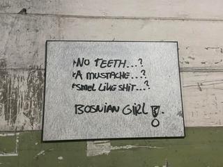 Grafiti srama na kojima su ispisane gnusne uvrede na račun žena: Vječni podsjetnik na ono što se desilo u Srebrenici