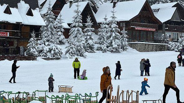 Brojni građani na Vlašiću - Avaz