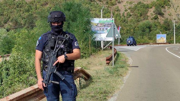 Specijalci Kosovske policije blokiraju put - Avaz