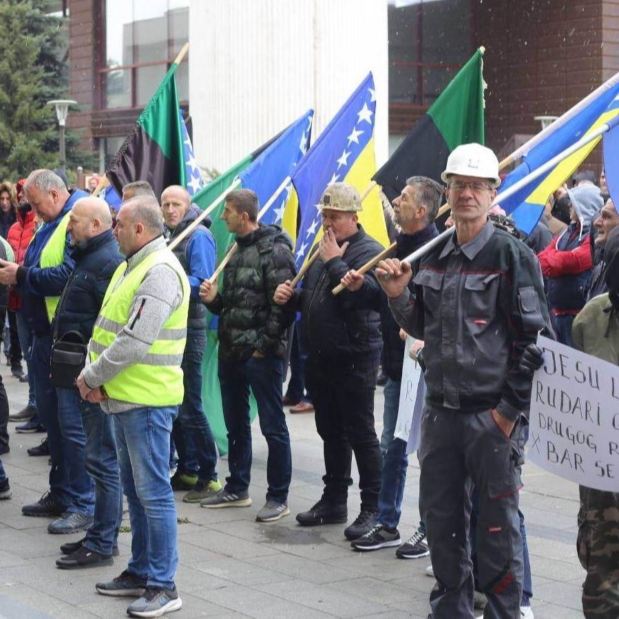 Nezadovoljni rudari stigli pred Gradsku upravu Grada Zenica, 15 ih štrajkuje glađu