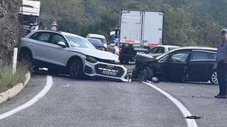 Krš i lom kod Jablanice: Sudarila se tri automobila i kamion, saobraća se usporeno