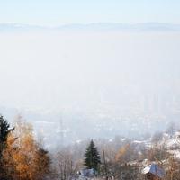 Sarajlije pobjegle od zagađenja na planinu: Od smoga i guste magle se grad ne vidi s Trebevića