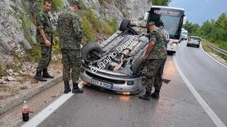 Teška nesreća na Makljenu: Vozilo završilo na krovu, pomogli pripadnici Oružanih snaga