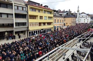 Hiljade ljudi u Jajcu klanjalo dženazu trojici poginulih radnika 