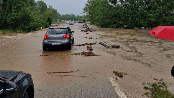 Brezna izašla iz vodotoka - Avaz