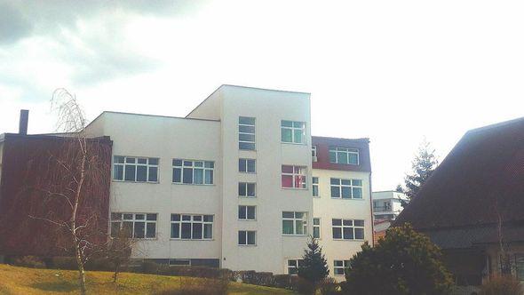 Škola u Cazinu - Avaz