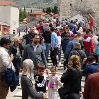 Stari grad vrvi turistima, mnogi uživali i skokovima sa UNESCO-ovog spomenika