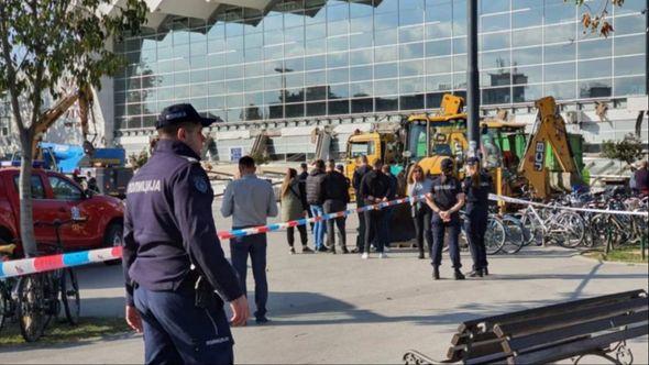 Nadstrešnica se srušila po ljudima - Avaz