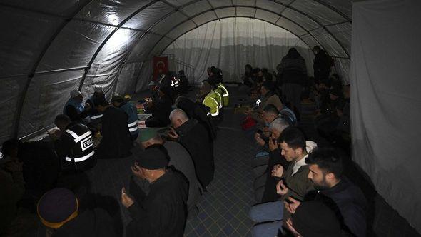 Vjernici u šatoru postavljenom u dvorištu džamije Erzurumlouglu - Avaz