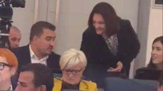 Zahiragić vrijeđao Hodžić da je bila kafe kuharica, Mehmedagić mu napravila kafu i donijela u salu