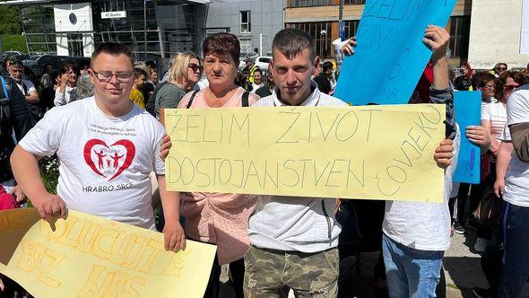 Protest ispred zgrade Vlade FBiH - Avaz