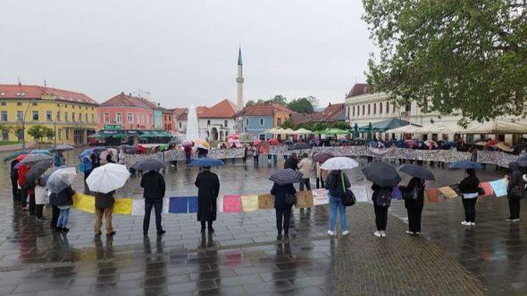 Srebreničke majke u Tuzli - Avaz