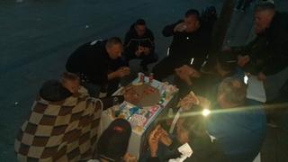 Rudari u Zenici iftarili na otvorenom: Noć će provesti na ulici!