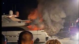 U Makarskoj planula luksuzna jahta: Gusti dim se širio obalom