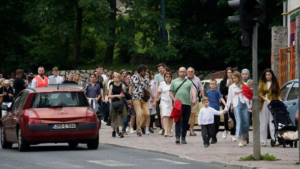 Memorijalna šetnja za Azru Spahić i Almu Suljić - Avaz