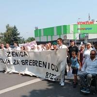 Nekoliko stotina metara duga kolona ljudi u savršenoj tišini u šetnji "Zenica za Srebrenicu"