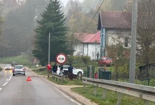 Saobraćajna nesreća na putu Tuzla–Kalesija: Automobil sletio u kanal 