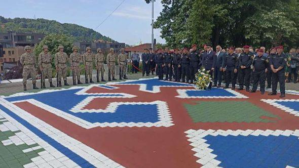 Otkriven spomenik u Tuzli - Avaz