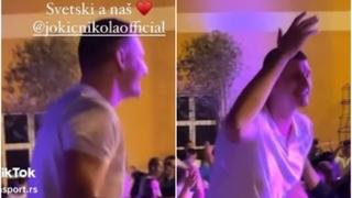 Jokić se provodio u rodnom gradu: Popeo se na stolicu dok je Pejović pjevao