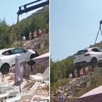 Automobil se survao na plažu punu kupača u Crnoj Gori: Pukom srećom niko nije povrijeđen