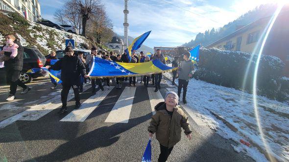 Defile djece u Srebrenici u povodu Dana državnosti BiH - Avaz