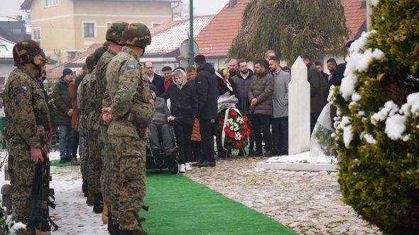 Prilikom polaganja cvijeća - Avaz