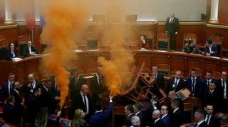 Video / Novi haos u Albaniji: Poslanik pokušao zapaliti parlament