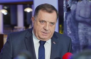 Dodik o zabrani dizanja tri prsta u KS: Poništavaju sve srpsko