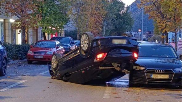 Oštećena i parkirana vozila - Avaz