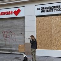 Izlozi u Parizu blokirani drvenim daskama zbog mogućih nemira radi rezultata izbora