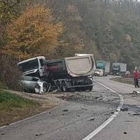 Teška nesreća kod Dervente: Jedna osoba poginula, saobraćaj obustavljen 